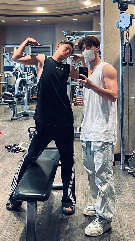 Hoshi & Dino at the GYM 081222 Weverse Hoshi And Dino, Seventeen Leader, Gym Wallpaper, Seventeen Wallpaper, Seventeen Going Seventeen, Dino Seventeen, Hot Kpop, Hong Jisoo, Joshua Seventeen