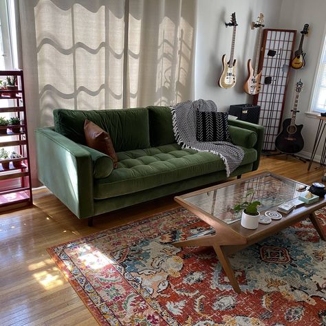 Indie Living Room, Green Couch Decor, Green Couch Living Room, Mcm Living Room, Couch Living Room, Room Green, Green Couch, Colorful Home Decor, Living Room Living Room