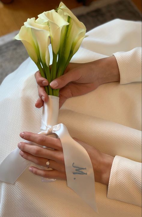 wedding bouquet inspo, stiched initials, minimalist flower bouquet, wedding inspo, bride bouquet aesthetic Bride Bouquets Aesthetic, Minimalistic Bride Bouquet, Mini Bouquet Bride, Minimalistic Wedding Bouquet, Minimalist Bouquet Wedding, Ikebana Bouquet, Minimalist Bridal Bouquet, Minimalist Wedding Bouquet, Minimalist Flower Bouquet