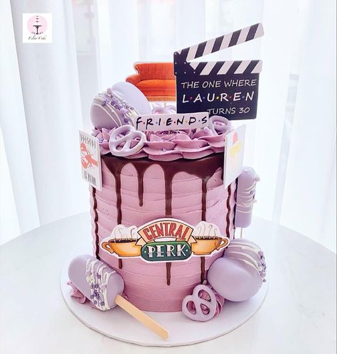 Friends Inspired Cake, Friends Themed Cake Ideas, Friends Cake Ideas, Friends Cake Design, Teenager Birthday Cake, Friends Themed Cake, Cake Tv Show, Crushed Oreo, Oreo Filling