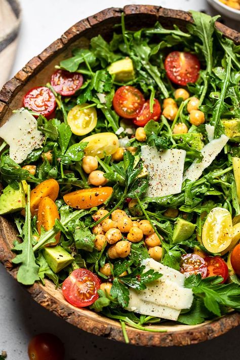 Vegan Arugula Salad with Chickpeas, Avocado and Cherry Tomatoes Vegan Kale Salad, Side Dish Easy, Mesclun Salad, Cold Salad Recipes, Salad With Chickpeas, Arugula Recipes, Arugula Salad Recipes, Vegan Summer Recipes, Avocado Tomato Salad