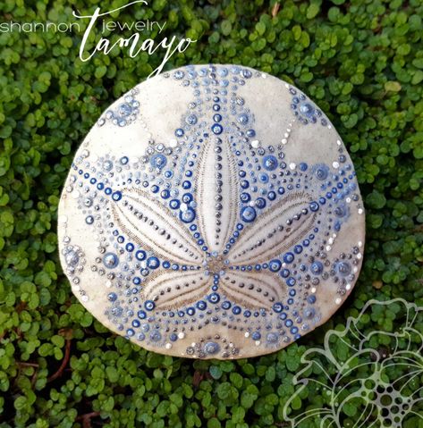 Painted Sand Dollars, Sand Dollar Craft, Dollar Art, Sand Dollar Art, Decor Boho Chic, Seashell Painting, Shell Crafts Diy, Sand Dollars, Painted Shells