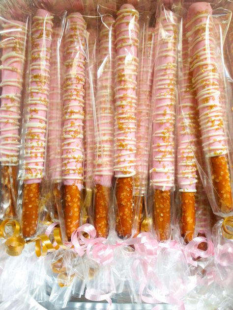 Pink & gold pretzel rods                                                                                                                                                                                 More Covered Pretzel Rods, Buffet Dessert, Chocolate Covered Pretzel, Chocolate Covered Pretzel Rods, Chocolate Dipped Pretzels, Baby Shower Treats, Krispy Treats, Shower Desserts, Pretzel Rods