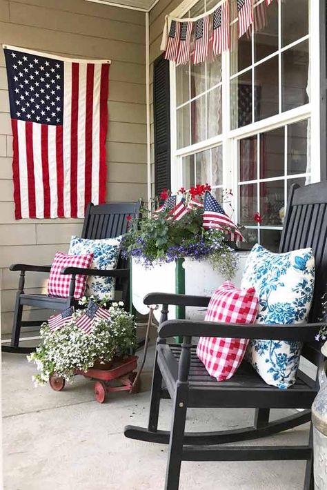 54 Creative Ideas For The 4th Of July Decorations | Page 10 of 10 4th Of July Front Porch Decor, Patriotic Snacks, Patriotic Porch, Deck Decor, Fourth Of July Decorations, July Recipes, 4th July Crafts, Summer Porch, Fourth Of July Decor