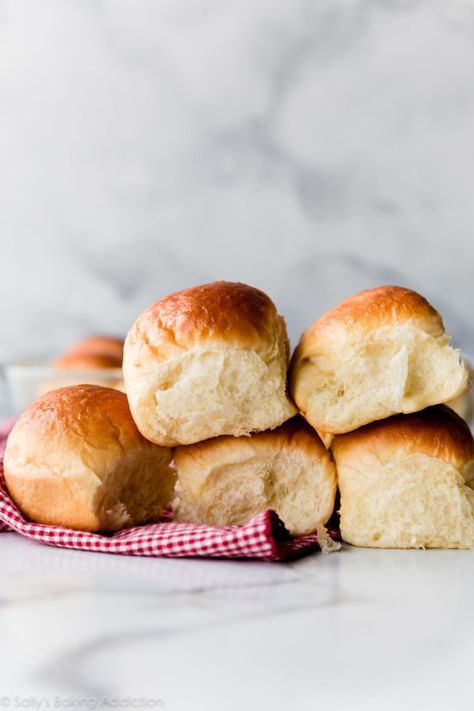 Learn how to make fluffy and soft homemade butter dinner rolls from scratch with this easy bread dough recipe and video tutorial! Recipe on sallysbakingaddiction.com Soft Dinner Rolls Recipe, Easy Bread Dough, Soft Rolls Recipe, Dinner Rolls Recipe Homemade, Pasta Dinner Ideas, Soft Dinner Rolls, Dinner Roll Recipe, Dinner Rolls Easy, Sallys Baking