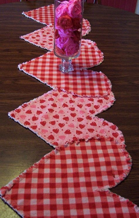 Valentines Table Centerpieces, Valentines Day Table Runner, Valentine Table Runner, Saint Valentin Diy, Valentines Bricolage, Valentine Table, Red Valentine, Romantic Table, Diy Valentines Decorations