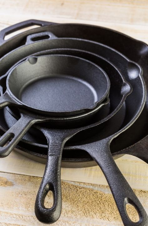 No time or energy for a complicated seasoning process? No problem! Our guide will teach you how to season a cast iron skillet easily and still get a flawless finish. #realbalancedblog #castiron #seasoningcastiron Season A Cast Iron Skillet, Mini Cast Iron, Pans And Pots, Gerobak Dorong, Skillet Brownie, Cast Iron Pans, Cast Iron Skillets, Iron Skillet Recipes, Cast Iron Skillet Recipes