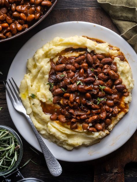 These Apple Cider Baked Beans make for the perfect winter/fall side dish or main, with sweet apple cider, maple syrup, canned pinto beans and fresh rosemary. Slow cooked until thick and caramelized, they’re delicious, vegan and easy to make! Olive Oil Mashed Potatoes, Homemade Baked Beans Recipe, Winter Side Dishes, Homemade Baked Beans, Autumn Side Dishes, Baked Bean Recipes, Pinto Beans, Dried Beans, Slow Cooked