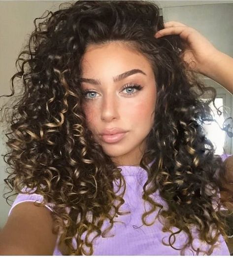 #CurlyHair #CurlyHairstyles #FrizzyHairstylescurly hairstyle bridesmaid curly hairstyle bangs curly hairstyle hollywood actress Sunkissed Highlights Curly Hair, Sunkissed Curly Hair, Curly Highlights, Trendy We Fryzurach, Cute Curly Hairstyles, Haircuts For Curly Hair, Curly Girl Hairstyles, Curly Hair Cuts, Short Curly Hair