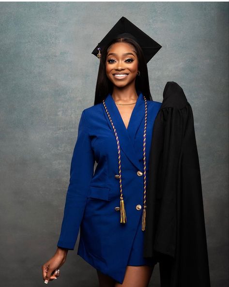 Casual Graduation Photoshoot, College Graduation Hairstyles For Black Women, Grad Studio Photoshoot Ideas, Graduation Photos In Studio, Speech Pathology Graduation Pictures, College Graduation Black Women, Graduation Portraits Studio Photo Ideas, Graduation Studio Pictures, Graduation Photoshoot Ideas Black Women