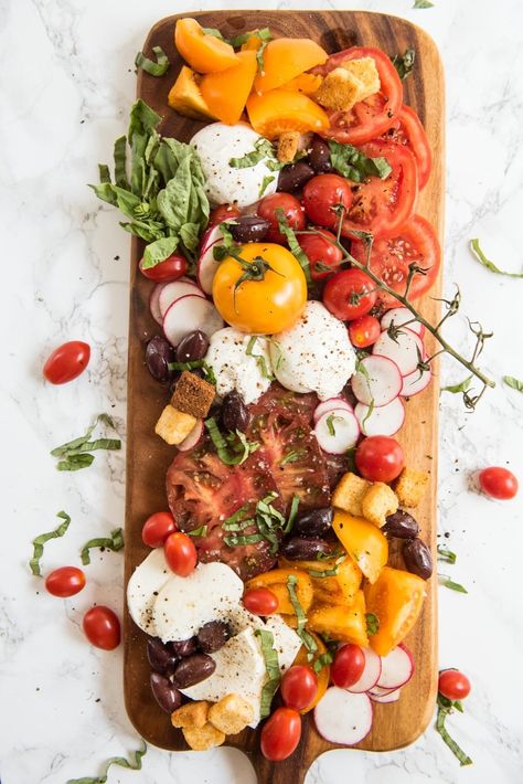 The Ultimate Caprese Salad Board Salad Board, Summer Party Appetizers, Crispy Oven Fried Chicken, Ensalada Caprese, Summer Food Party, Charcuterie And Cheese Board, Summer Appetizer, Party Appetizers, Idee Pasto Sano