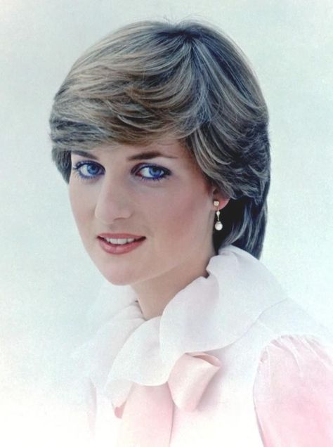 1980 November Diana portrait published in Vogue prior to the engagement as part of their spread on "English roses". They were used heavily during the engagement, but they were not taken as a commerative for the engagement. Diana Portrait, Princess Diana Hair, Diana Princesa, Princess Diana Fashion, Princess Diana Photos, Princess Diana Pictures, Diana Queen, Real Princess, Princes Diana