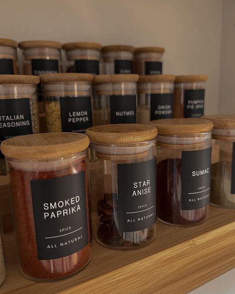 Spice Cabinet Organization, Kitchen Pantry Labels, Spice Organizers, Kitchen Decor Collections, Pantry Organization Ideas, Mini Glass Jars, Spice Jar Set, Spice Jar Labels, Desain Pantry