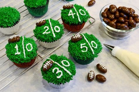 Super Bowl Cupcake, Football Desserts, Chocolate Footballs, Football Treats, Football Cupcakes, Cheap Clean Eating, Delicious Deserts, Football Cake, Cupcake Recipes Chocolate