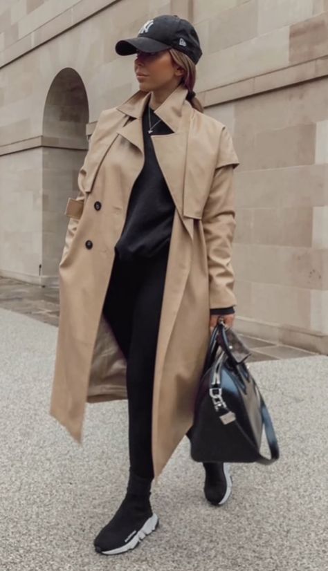 Trench Coats Women Street Chic, Beige Trench Coat Outfit Street Style, Beth Bartram, Casual Trench Coat Outfit, Trench Coat Street Style, Trench Outfit, Coat Outfit Casual, Khaki Trench Coat, Trench Coat Outfit