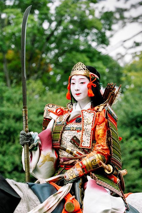 Tomoe Gozen in Jidai Matsuri. The geisha Fukuteru of Miyagawa-cho portrays Tomoe Gozen, a famous female warrior, in Kyoto’s Jidai Matsuri. ° Tomoe Gozen, National Geographic Photo Contest, Ronin Samurai, Matsuri Festival, Science Fiction Art Retro, Female Samurai, Heian Era, Japanese History, Japanese Warrior