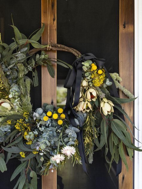 A festive Christmas wreath created with native Australian flowers hangs on the door of this home in Picton, NSW. Hampton Style House, Christmas Decorations Australian, Outdoor Renovation, Christmas In Australia, Aussie Christmas, Homes To Love, Australian Christmas, Australian Native Flowers, Flower Window