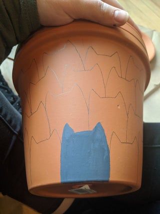 Terra Cotta Crafts, Decorated Terra Cotta Pots, Painting A Flower Pot, Diy Painted Flower Pots Ideas, Diy Terracotta Pots Paint Ideas, Painted Flower Pot Ideas, Mini Flower Pot Painting Ideas, Diy Painted Plant Pots, Diy Painted Pots Ideas