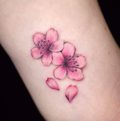 Tattoos For Women On Thigh, Wrist Tattoos Girls, Henne Tattoo, Sakura Tattoo, Flower Wrist Tattoos, Wrist Tattoos For Guys, Best Tattoos For Women, Flower Tattoo Sleeve, Geniale Tattoos