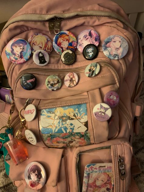 Ita Backpack Ideas, Cutecore Backpack, Bag With Pins Aesthetic, Cutecore School, School Backpacks Aesthetic, Ita Bag Ideas, Pins On Backpack, Backpack Pins Aesthetic, Bag Pins Aesthetic