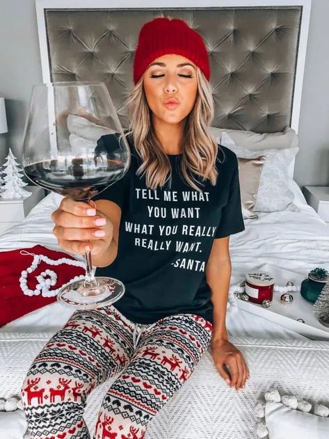 25 Christmas Outfit Ideas for Moms that are effortless and chic Cozy Christmas Outfit, Christmas Outfit Casual, Graphics Tees, Christmas Outfit Ideas, Fall Sweater Dress, Cute Christmas Outfits, Trendy Christmas Outfits, Christmas Festivities, Mommy Outfits