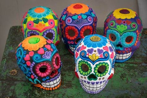 Dia De Los Muertos Party Ideas, Sugar Skull Crafts, Sugar Skull Painting, Dia De Los Muertos Decorations Ideas, Pastel Skull, Sugar Skull Decor, Hispanic Art, Mexican Colors, Day Of The Dead Party