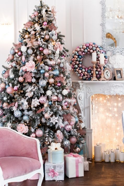 Shabby Chic Christmas Decorating Christmas Tree And Fireplace, Christmas Tree Decorating Themes, Deco Rose, Blue Christmas Tree, Pink Christmas Decorations, Christmas Interiors, Christmas Tree Inspiration, Shabby Chic Christmas, Pink Christmas Tree