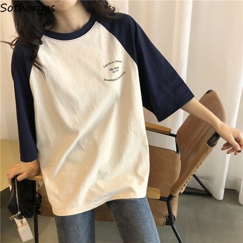 Baggy Tshirt, Raglan Sleeve Shirt, 90s Y2k Fashion, Alt Clothes, Pocket Letter, Baby Tees Y2k, Tshirt Outfits, Comfy Hoodies, Preppy Outfits