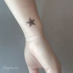 Stardust Tattoo, Star Tattoo On Wrist, Snowflake Tattoo, Tattoo Sonne, Petit Tattoo, Armband Tattoos, Star Tattoo Designs, Star Tattoo, Celtic Tattoos