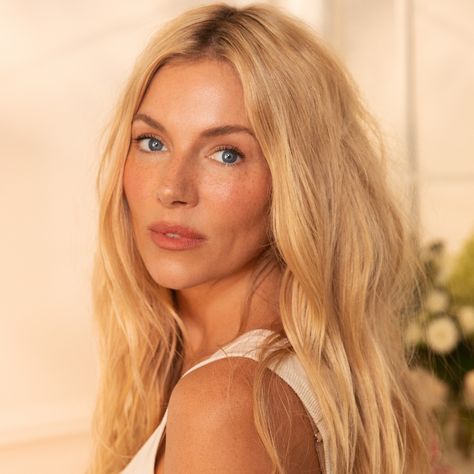 Sienna Miller Makeup Look | Charlotte Tilbury Sienna Miller Makeup, Kkw Lipstick, Charlotte Tilbury Looks, Sienna Miller Hair, Beauty Moodboard, Leo Energy, Boho Makeup, Media Makeup, Charlotte Tilbury Makeup