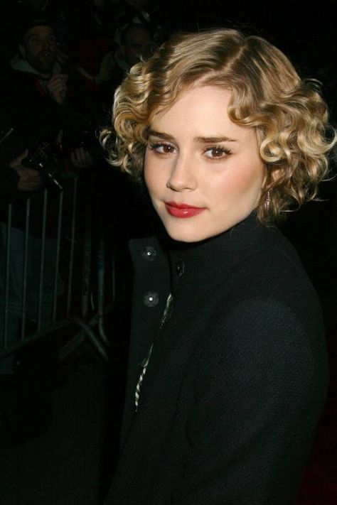 Alison Lohman Allison Lohman, Rdr2 Cast, Alison Lohman, White Oleander, Grown Out Pixie, Character Profiles, Soft Gamine, Opera Singer, Wavy Bob