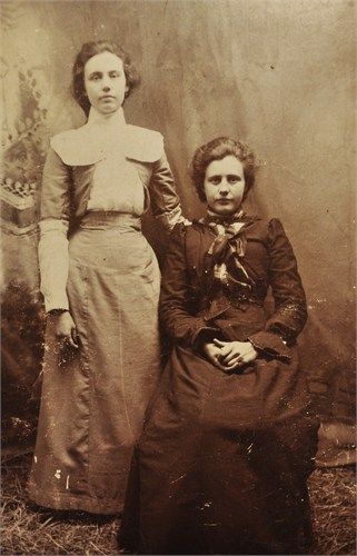 Julia Stilley Lynn standing, and sister Hannah Stilley Willard. Mannsville, Oklahoma. Daughters of Alfred & Nancy Ann Stilley. Memento Mori Victorian, Images Terrifiantes, Post Mortem Pictures, Momento Mori, Girl Standing, Post Mortem, Six Feet Under, Interesting History, Memento Mori