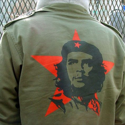 Fifty-two years after his demise in Bolivia, the maniacal socialist Ernesto “Che” Guevara is still making headlines and spoiling perfectly good clothes. Che Guevara T Shirt, Che Guevara Art, Christmas Giving, Book Burning, Ernesto Che, Africa Flag, Arte Punk, Help The Poor, Promote Book