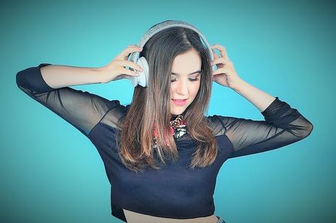 Hand Holding Headphones, Holding Headphones Pose, Kawaii Headphones, Aubrey Miller, Rainbow Colors Art, Editing Material, Art Help, Colors Art, Pose References