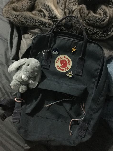 Kanken Bag Aesthetic, Fjallraven Kanken Aesthetic, Kanken Backpack Aesthetic, Kanken Style, Kanken Bag, Mochila Fjallraven Kanken, Stylish School Bags, Inside My Bag, Looks Pinterest