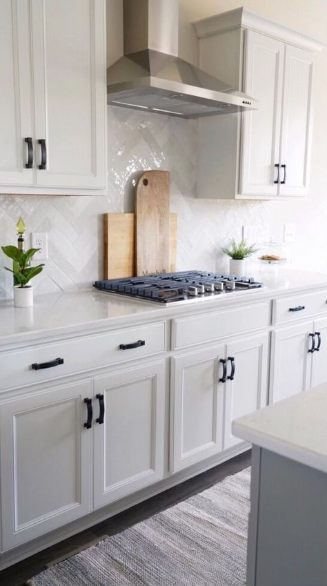 Glossy Tile Backsplash, Traditional White Kitchens, White Kitchen Cabinets Backsplash Ideas, White Quartz Countertop Kitchen, Modern Farmhouse Kitchen Backsplash, Remodeled House, Backsplash For White Cabinets, Kitchen Backsplash Trends, Florida Kitchen