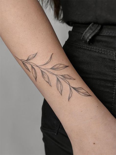 Arm Tattoo Leaves, Blatt Tattoos, Tattoos Ideas For Women, 42 Tattoo, Autumn Tattoo, Famous Tattoos, Skeleton Hand Tattoo, Back Of Shoulder Tattoo, Incredible Tattoos