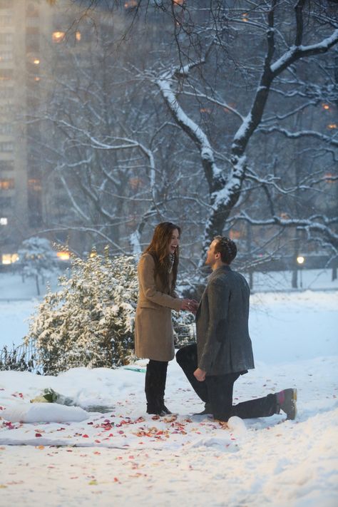 Proposal Reactions, Winter Proposal, Romantic Marriage, Christmas Proposal, Proposal Pictures, Best Wedding Proposals, Best Proposals, Proposal Photos, Romantic Proposal