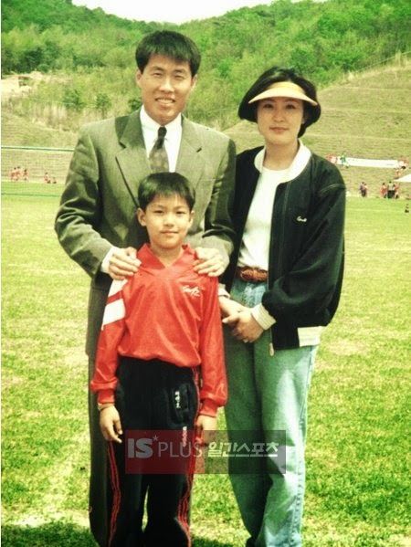 Young Min-ho and his parents Lee Min Ho Family, Cha Bum-kun, Mother Pictures, Lee Min Ho Photos, Childhood Pictures, City Hunter, Childhood Photos, Lee Jong Suk, Boys Over Flowers