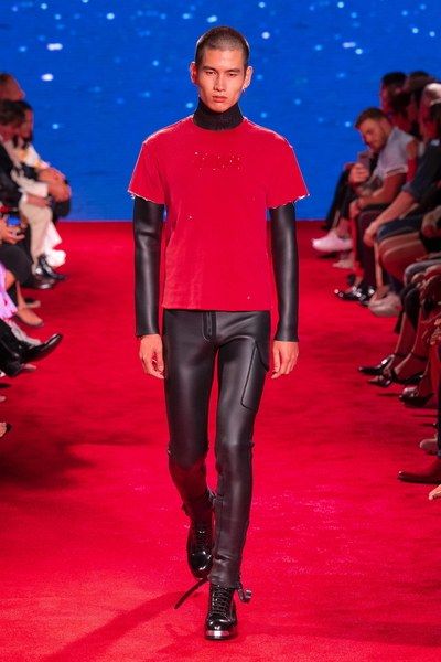 View the full Spring 2019 collection from CALVIN KLEIN 205W39NYC. Neoprene Fashion, Young Mens Fashion, Calvin Klein 205w39nyc, Calvin Klein Collection, Mens Fashion Week, Vogue Russia, Raf Simons, Vogue Italia, Fashion Line