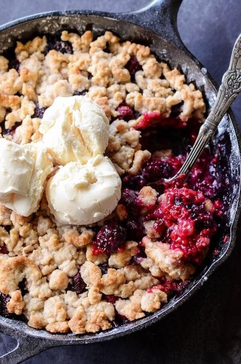 Skillet Cobbler, Mixed Berry Cobbler, Berry Cobbler Recipes, Skillet Desserts, Blackberry Cobbler Recipe, Cast Iron Skillet Cooking, Blackberry Crumble, Iron Recipes, Berry Cobbler