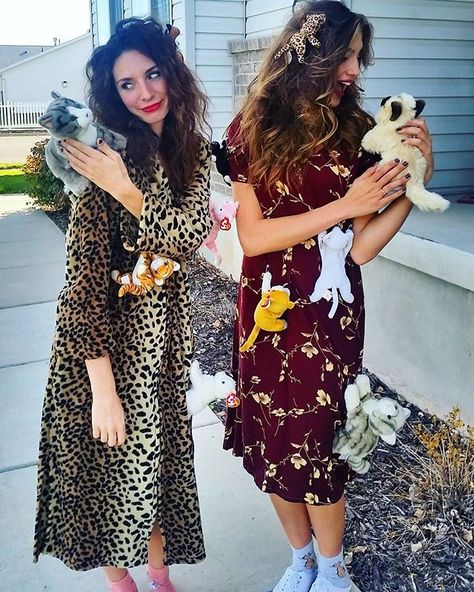 Larissa (Watson) Johnson on Instagram: “I don't think I need to explain myself on this one ... #weallknowmyloveforcats #windibigfoot #crazycatlady #funnyhalloweencostumes #onpoint…” Cat Lady Costume, Crazy Cat Lady Costume, College Halloween Parties, Clever Halloween, Clever Halloween Costumes, Cat Halloween Costume, College Halloween, Simply Dress, Halloween 2016