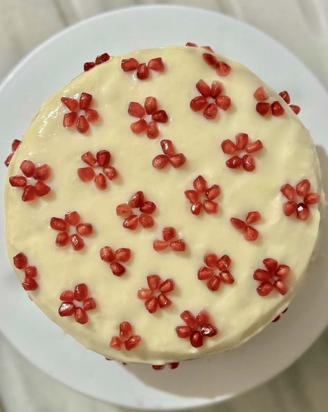 𝐍 (@nureylim) on X Pomegranate Cake, Pomegranate Flower, Pomegranate Seeds, Cute Cakes, Flower Cake, Pomegranate, Cake Decorating, Pastry, Birthday Cake