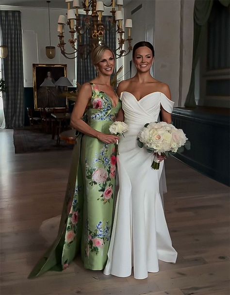 Mother Of The Bride Dresses For Spring Outdoor Wedding, Floral Print Mother Of The Bride Dresses, Unique Mother Of The Bride Dresses, Mother Of The Groom Jewelry, Worst Wedding Dress, Wedding Dresses Ideas, Groom Party, Bridesmaid Photoshoot, Funny Bride