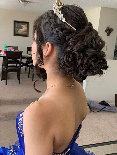 40 Best Quinceanera Hairstyles for Your Big Day,quinceanera hairstyles 2020,quinceanera hairstyles straight hair,quinceanera hairstyles 2018 Quince Hairstyles With Crown Medium Hair, Quince Hairstyles With Crown Bun, Quince Hair Bun, Curly Hair Quinceanera Hairstyles, Xv Hairstyles, Xv Hair, Hair Quinceanera Hairstyles, Hair Quinceanera, Quince Hair