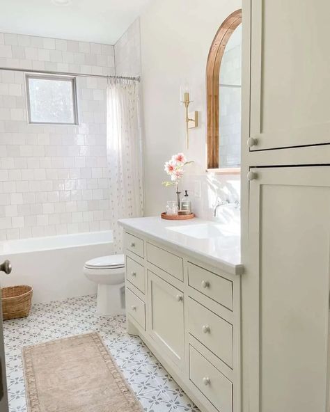 25 Window in Shower Ideas to Brighten Your Bathroom - NP Bathroom Interior Design Luxury, Vanity Backsplash, Floor To Ceiling Cabinets, Bathroom Counter Decor, Bathtub Tile, Window In Shower, Bathroom Backsplash, Basement Bathroom, Big Bathrooms