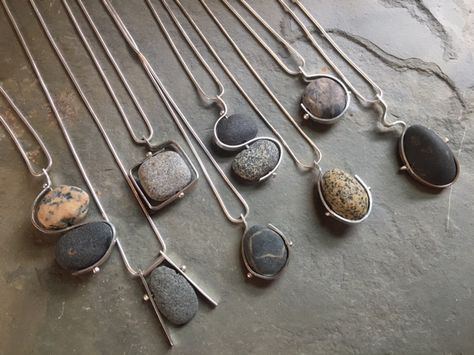 Beach Rock Jewelry Ideas, Beach Rock Jewelry, River Rock Jewelry, Tumbled Rock Jewelry, Beach Stone Jewelry, Pebbles Jewelry, Stone Jewelry Diy, Rock Necklaces, Lapidary Jewelry