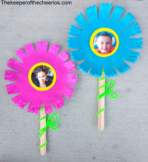 Paper Plate Photo Flowers Plate Crafts For Kids, Spring Crafts Preschool, Grandparents Day Crafts, May Crafts, Paper Plate Craft, April Crafts, Paper Plate Crafts For Kids, Hanging Craft Ideas, Photo Flowers