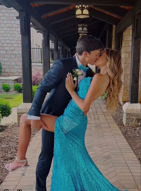 Teal Prom Couple Outfits, Teal Prom Dress Couple, Turquoise Prom Couple, Teal Prom Couple, Prom Tuxedo Ideas Couple, Prom Color Ideas For Couples, Dark Teal Prom Dress, Prom Dresses Teal, Cute Prom Poses For Couples