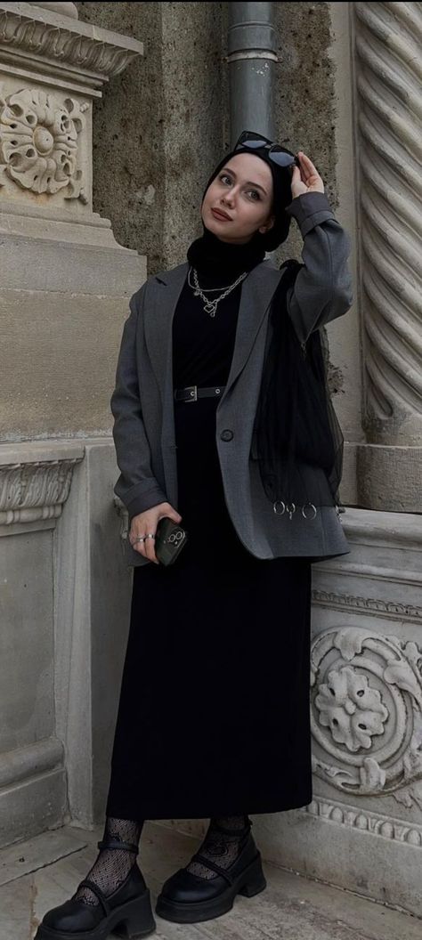 Corporate Hijabi Outfit, Black Hijab Outfit, Biker Girl Outfits, Modest Winter Outfits, Black Hijab, Estilo Hijab, Long Skirt Fashion, Modern Hijab Fashion, Everyday Fashion Outfits